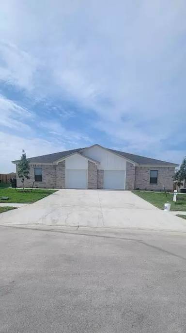 Main picture of 5415 Rose Garden Loop