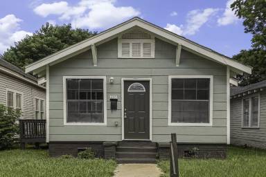Main picture of 1104 Jackson Blvd