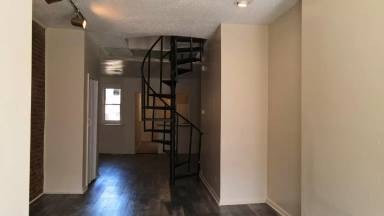 Main picture of 2133 Division St