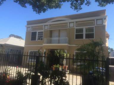 Main picture of 856 1/2 W 41st St