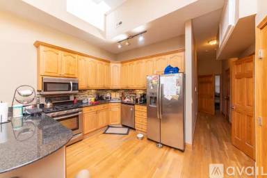 Main picture of 842 W Adams St