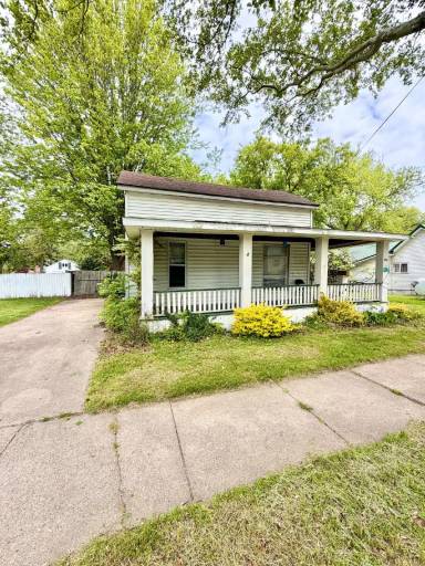 Main picture of 912 Pleasant St