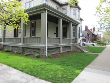 Main picture of 302 W 7th St