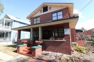 Main picture of 1839 Hubbard St
