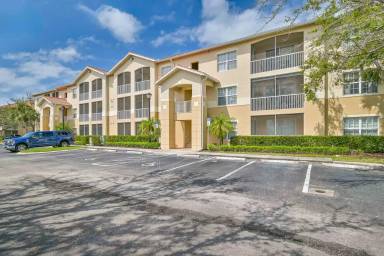 Main picture of The Lakes At College Pointe
