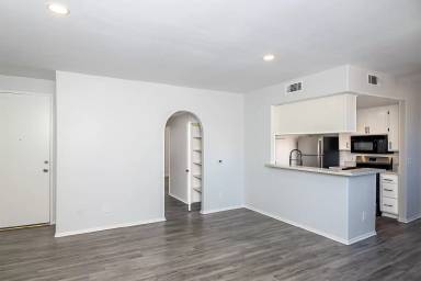 Main picture of 520 N Hollywood Way