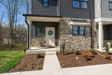 Main picture of 32 English Commons Dr