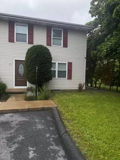 Main picture of 231 N Center St