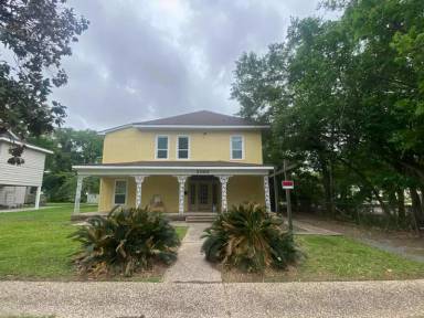 Main picture of 2065 Broadway St