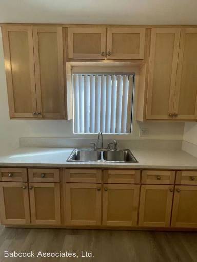 Main picture of 523 W 17th St