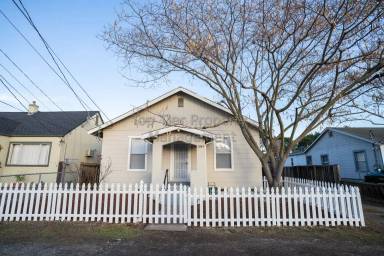 Main picture of 1884 N 5th St