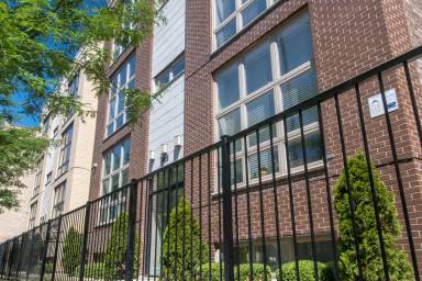 Main picture of 3634 W Montrose Ave