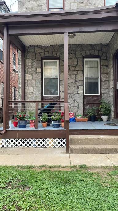 Main picture of 525 S 42nd St