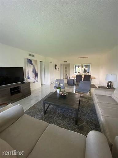 Main picture of 300 Racquet Club Rd