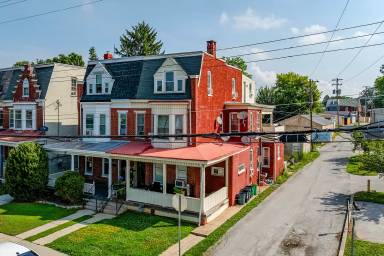 Main picture of 935 S Queen St