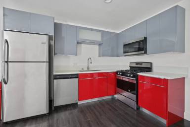 Main picture of 1321 W 36th Pl
