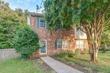 Main picture of 910 Waggoner Ct E