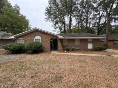 Main picture of 740 Ledyard Pl