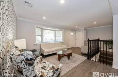 Main picture of 32 Dakota St