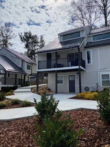 Main picture of 652 Oak Grove Rd