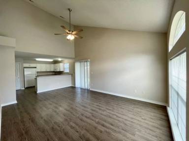 Main picture of 927 Village Ln