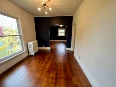 Main picture of 1093 Oxford St N