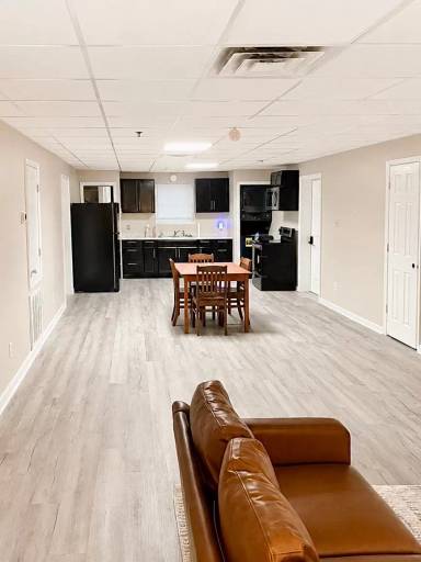 Main picture of 230 N Broadway St