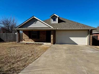Main picture of 101 N Silver Way