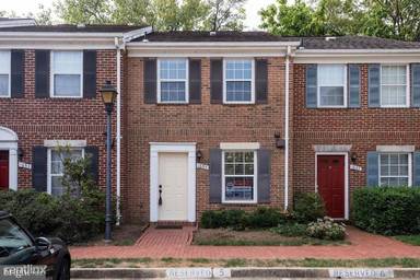 Main picture of 1655 S Barton St