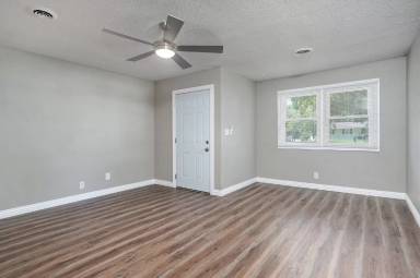 Main picture of 3030 S Franklin Ave
