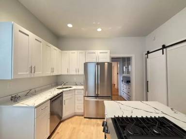 Main picture of 1111 W Roscoe St