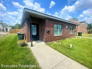 Main picture of 633 E School St