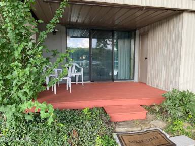 Main picture of 6 Lakeshore Ct