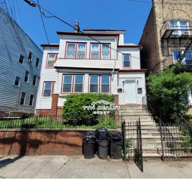 Main picture of 179 Myrtle Ave
