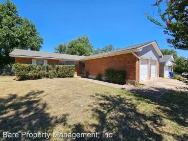 Main picture of 1703 Village Dr