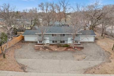 Main picture of 2221 W 82nd St
