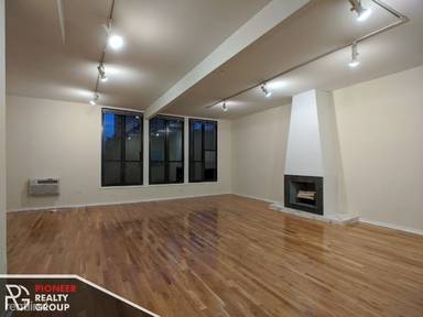 Main picture of 1425 N Dearborn St