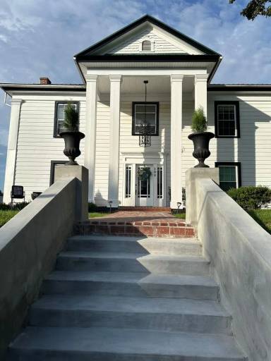 Main picture of 108 S Franklin St