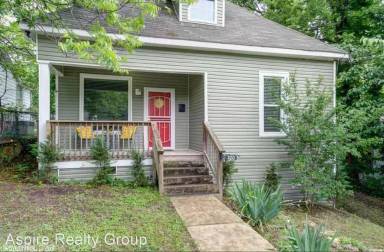 Main picture of 320 S Oak St