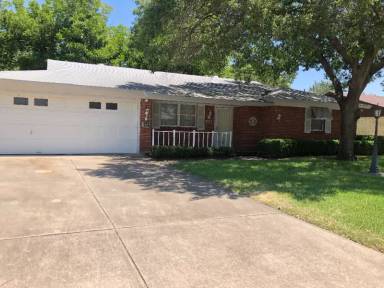 Main picture of 225 Collins Dr