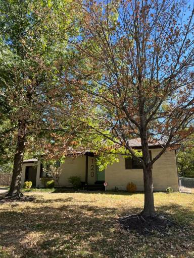 Main picture of 120 Lindell Dr