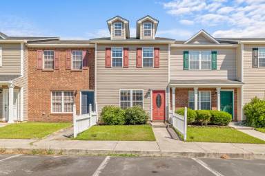 Main picture of 100 Woodlake Ct