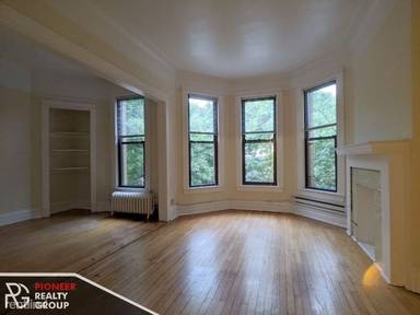 Main picture of 428-438 W Belden Ave