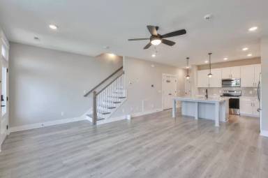 Main picture of 2075 Oakwood Ave