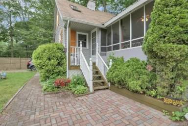 Main picture of 41 Wolf Pond Rd