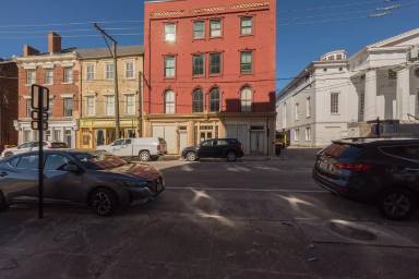 Main picture of 25 W Bank St