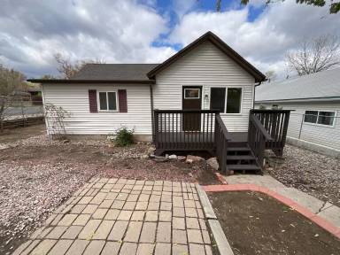 Main picture of 2432 W Willamette Ave