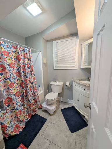 Main picture of 2115 E Marshall St