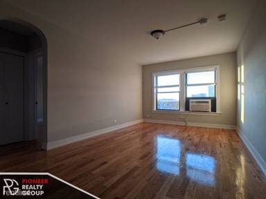 Main picture of 550 W Arlington Pl Apartments