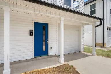 Main picture of 711 Gerard St